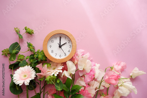 Obraz na płótnie Spring forward background. Beautiful flowers and a clock composition on pastel color background. Spring image and floral background. w salonie