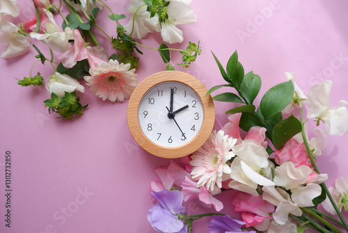 Obraz na płótnie Spring forward background. Beautiful flowers and a clock composition on pastel color background. Spring image and floral background. w salonie