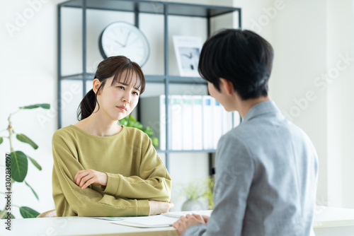 Fényképezés 悩みをプランナーに相談する若い女性