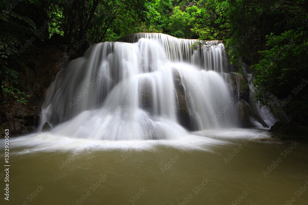 Obraz premium Beautiful nature of Huai Mae Khamin Waterfall or Huay Mae Khamin Waterfall in Sri Nakarin Dam National Park, Kanchanaburi province, Thailand 