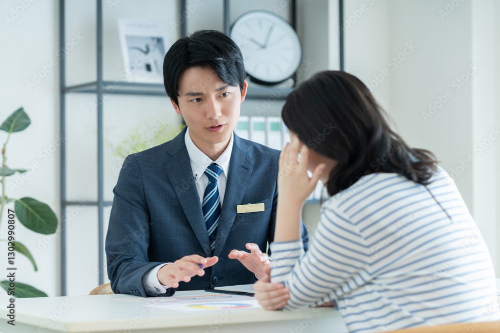 悩んでる女性の相談にのるビジネスマン