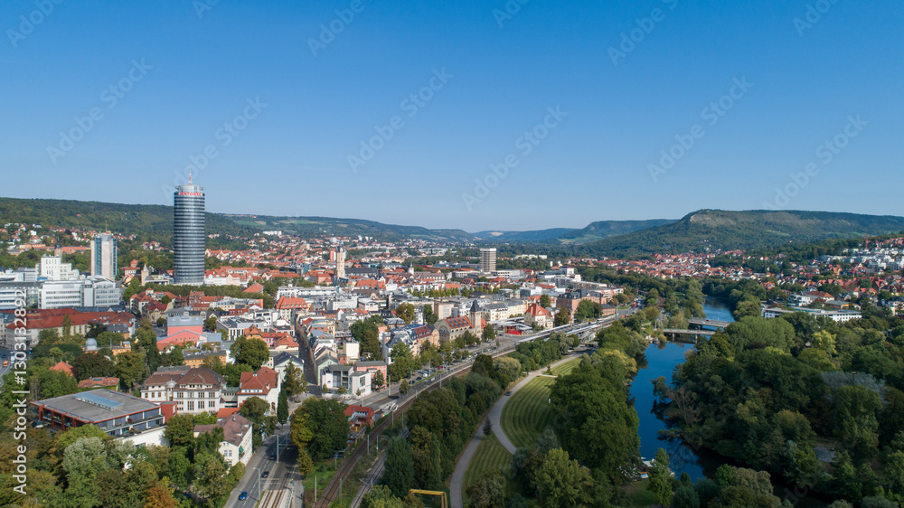 Fototapeta premium Drohnenfoto - Saale und Jena mit Paradiespark 