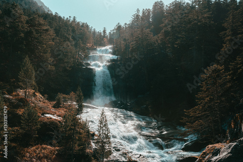 Une cascade en montagne