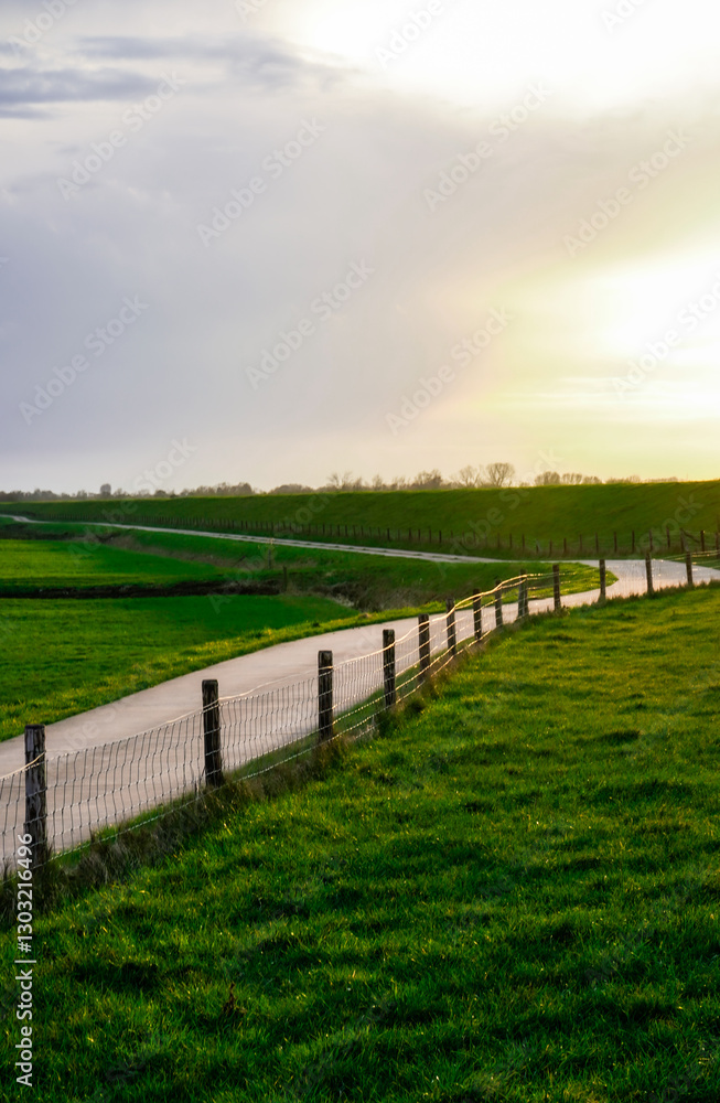 In Norddeutschland zwischen Deich und Wiesen befindet sich dieser schöne geschwungen Weg. In Norddeutschland zwischen Deich und Wiesen befindet sich dieser schöne geschwungen Weg.