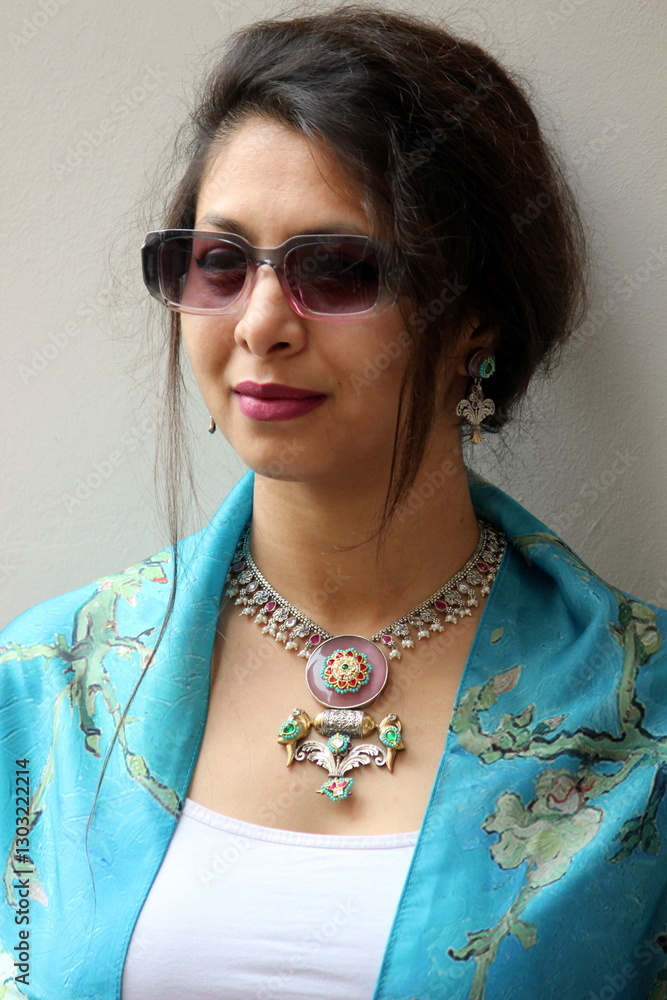 Φωτογραφία Indian woman wearing stone worked gorgeous neckless with the royal blue scarf
