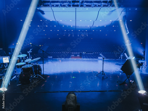 Fotografie A close-up of a green spotlight casting a bright beam in a dimly lit concert or event venue