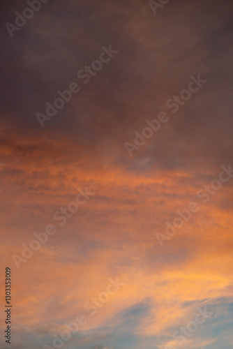 Obraz na płótnie Majestic Sunset Sky with Vibrant and Warm Colors Over a Serene Horizon w salonie