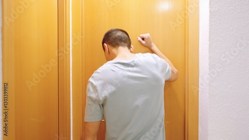 Εκτύπωση καμβά Impatient man knocking on bathroom door waiting to enter