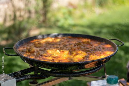 Photos Paella: Sunlit Outdoor Culinary Feast