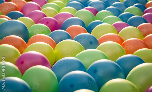 Cuadro en lienzo Globos flotando en la piscina - Foto de stock