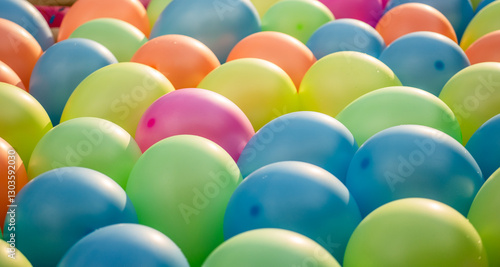 Cuadro en lienzo Pequeñas bolas de playa coloridas flotando en el concepto abstracto de piscina para la piscina vacaciones de la fiestas y el verano