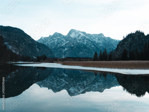 Cuadro en lienzo mountain lake reflection Almsee