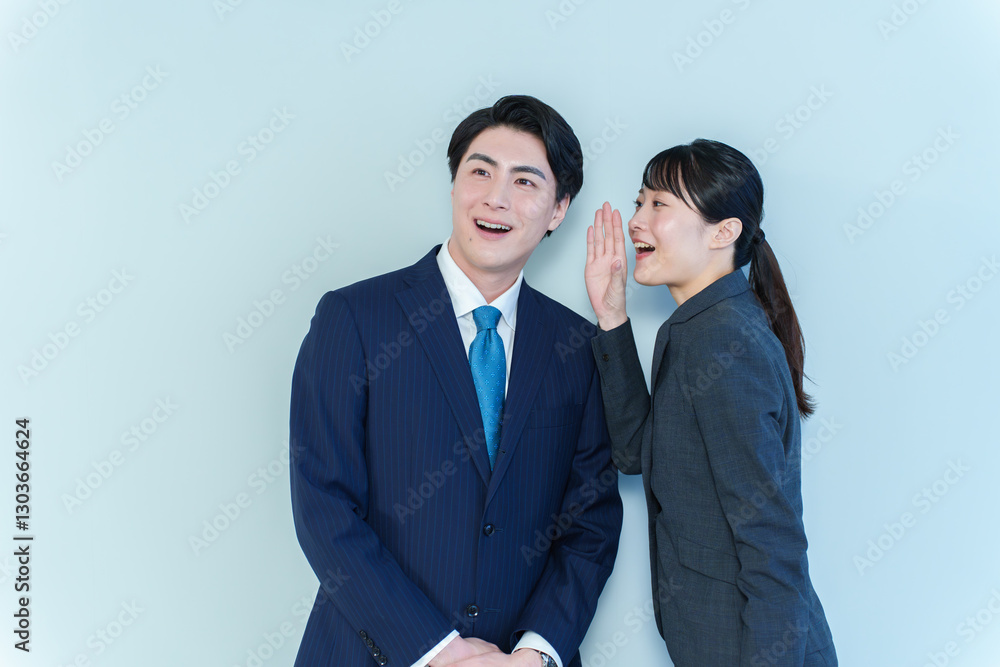 内緒話をするビジネスパーソン