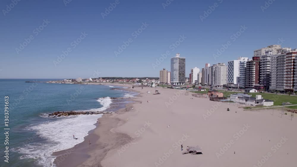 Playa de Buenos Aires en verano: sol radiante, olas suaves, arena dorada y ambiente relajado. Turismo. Argentina. Miramar. Playa de Buenos Aires en verano: sol radiante, olas suaves, arena dorada y ambiente relajado. Turismo. Argentina. Miramar.