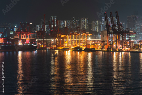 Foto Hong Kong, China - night in the port container terminal, lights over the cranes, ships and containers, reflections on the water