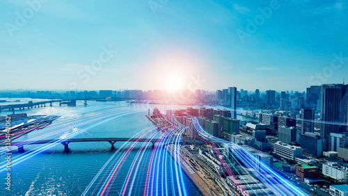 都市、空撮、風景、景色、未来、展望、進化、進歩、前進、光、道、希望、社会、テクノロジー、発展、開発、成長、俯瞰、ドローン、ハイアングル、パノラマ、地平線、日本、東京、青空、コピースペース、将来、夜明け、日の出、スピード、通信、イノベーション、高速、経済、IoT、DX、技術、ビル群、建設、インフラ、産業、流れる、物流、ロジスティクス、ポジティブ、文明、現代、ネットワーク、インターネット、cg