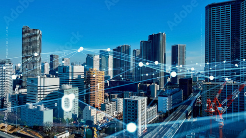 都市、都会、風景、ネットワーク、DX、デジタル、トランスフォーメーション、ドローン、アップロード、上昇、成長、開発、展望、パノラマ、システム、プラグラミング、テクノロジー、技術、テック、未来、ビル群、空撮、俯瞰、ハイアングル、地平線、景色、社会、現代、建設、建築、ビル、高層ビル、摩天楼、不動産、日本、東京、都心、データ、IoT、通信、インターネット、オンライン、ウェブ、Internet of Th