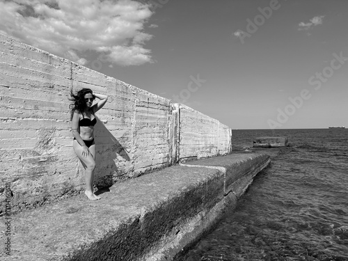 Foto The breakwater of the sea is a lonely bather monochrome