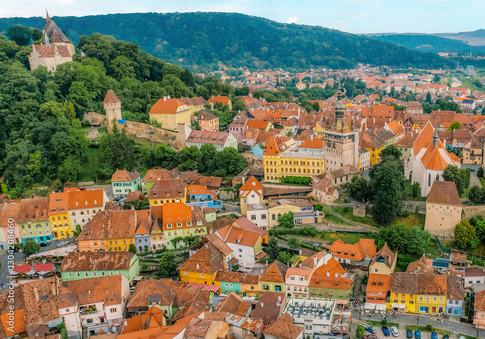 Obraz premium Medieval fortress and fortified citadel of Sighisoara with colorful houses in transylvania.
