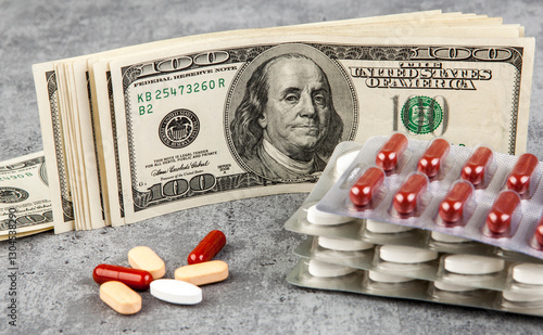 Obraz na płótnie Pills and capsules on the background of the dollar. The concept of expensive medicine. w salonie