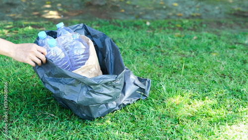 Fotografie woman hand picking up garbage plastic for cleaning at park