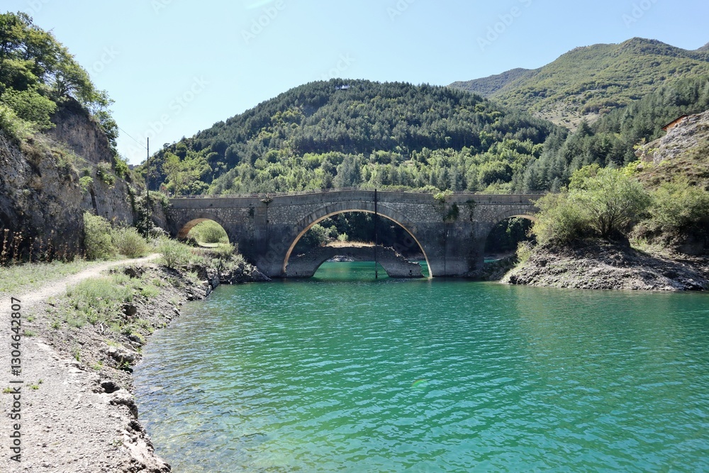 Villalago - Ponte sul lago San Domenico dal sentiero