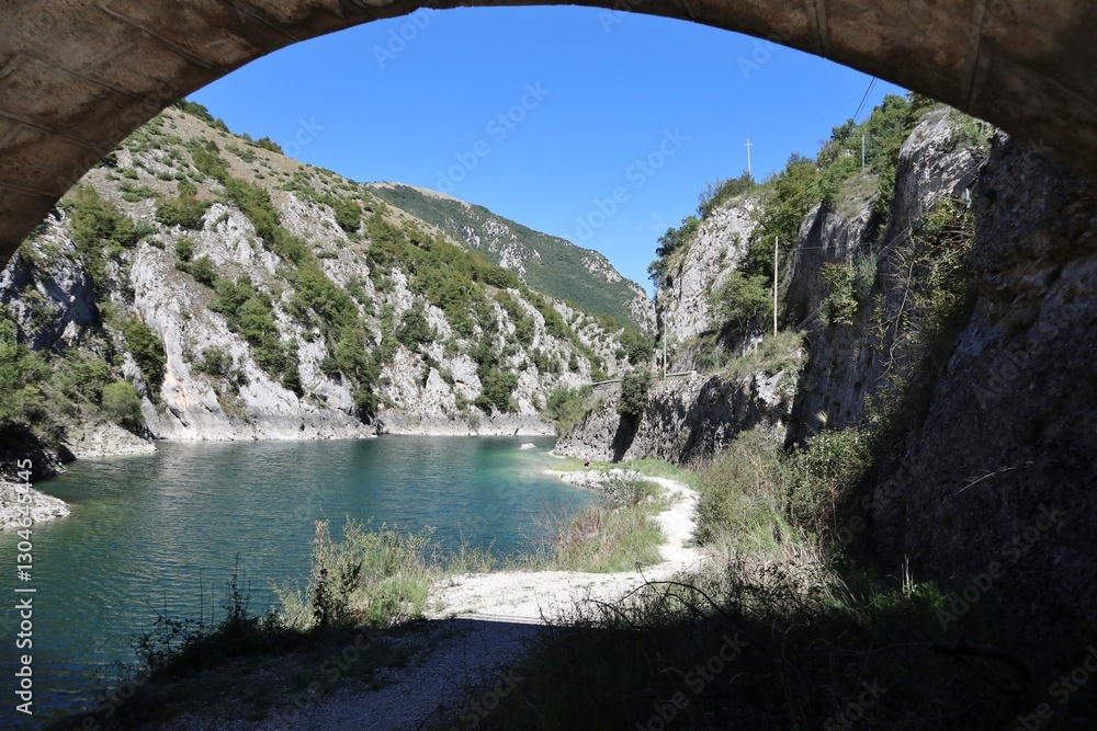 Villalago - Sentiero verso la diga del lago di San Domenico
