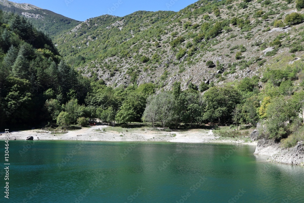 Villalago - Spiaggia del lago San Domenico dal sentiero