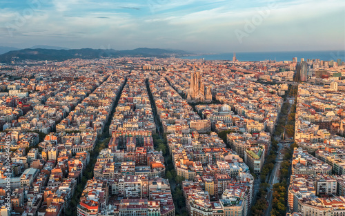 Cuadro en lienzo Aerial view of Barcelona Eixample residential district and famous Basilica Sagrada Familia at sunset