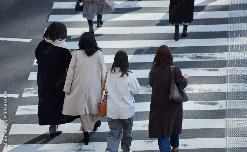 Obraz premium 冬の都市の交差点の横断歩道を渡る人々の姿