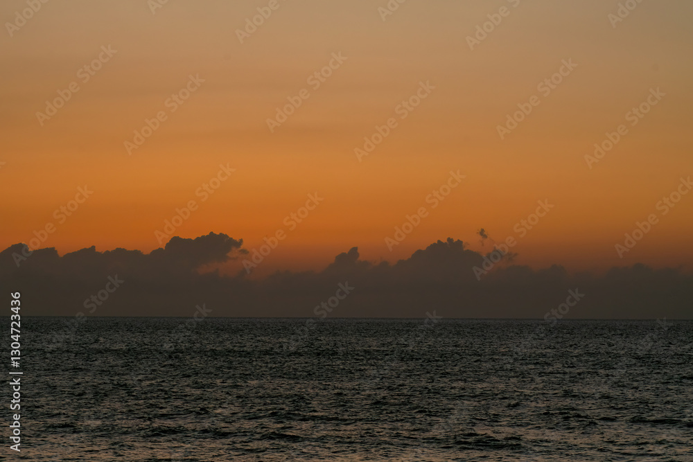 Naklejka premium 夕方の砂浜