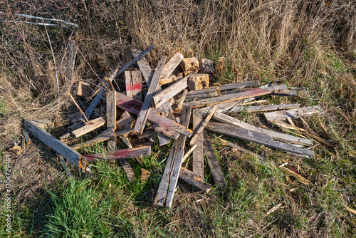 clôture en bois brisée, débris sur le sol photo