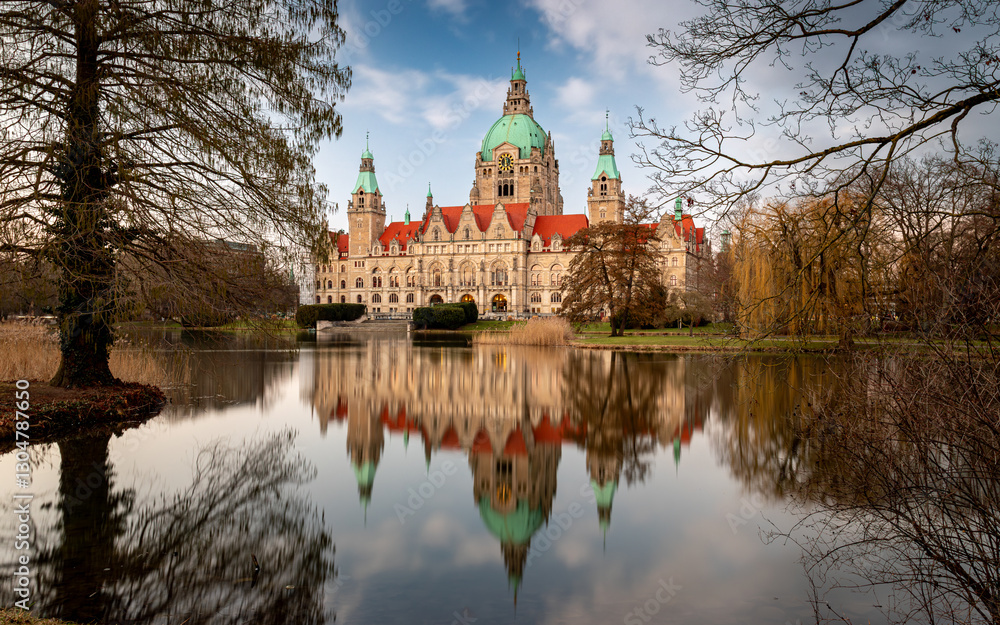 Rathaus in Hannover am Maschpark mit Spiegelung im Wasser, Abendstimmung Rathaus in Hannover am Maschpark mit Spiegelung im Wasser, Abendstimmung