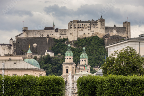 Stadtbild Salzburg mit Kirche und Burg