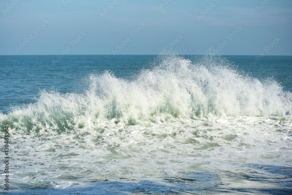Saint-Malo, Grandes Marées - Marée haute, brise-lames, éclaboussures, vagues et plage, promenade Saint-Malo, Grandes Marées - Marée haute, brise-lames, éclaboussures, vagues et plage, promenade