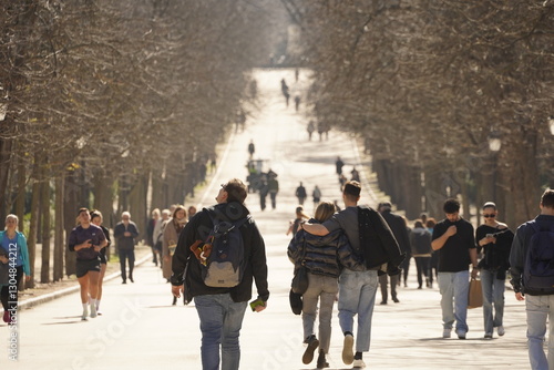 Muchas personas paseando por el parque de El Retiro en Madrid. España 
