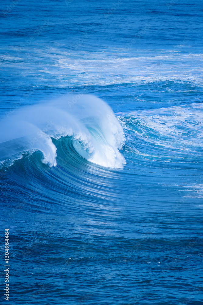 Naklejka premium big waves nazere portugal