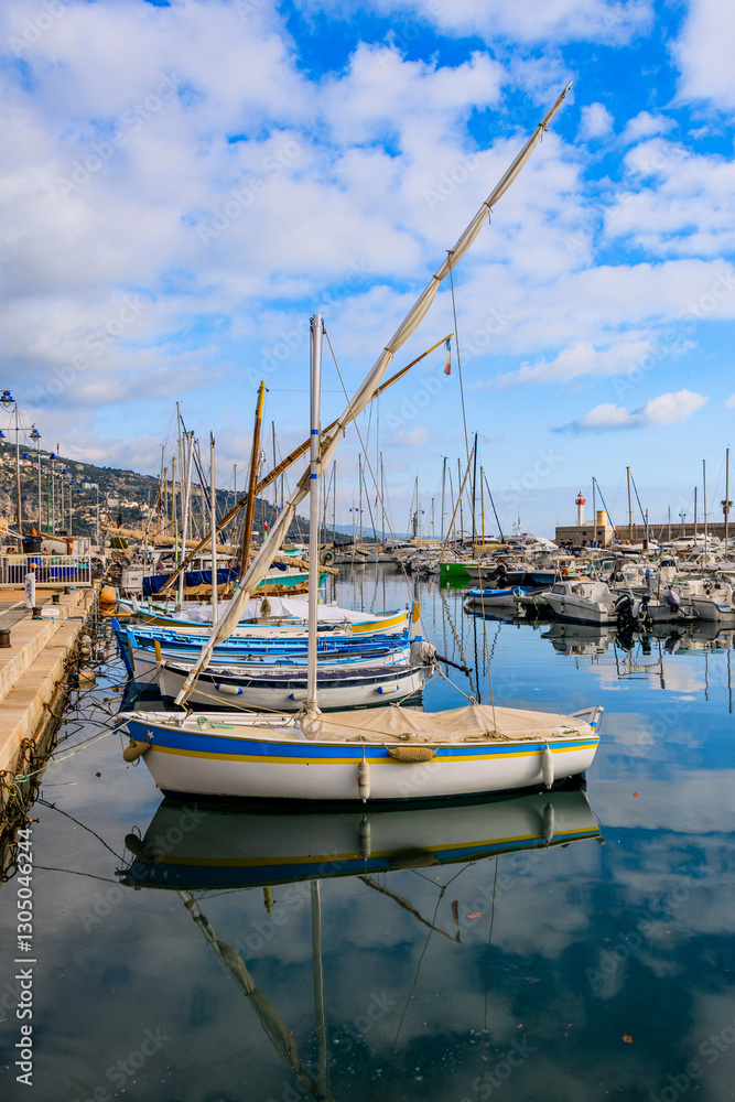 Fototapeta premium Le port de pêche de la ville de Menton, capitale du citron en France
