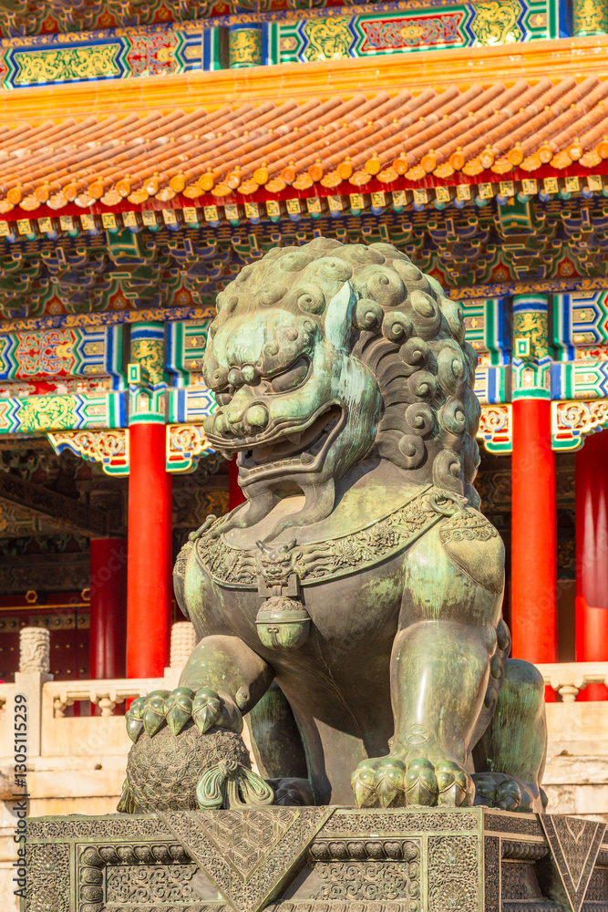 Obraz premium Golden chinese guardian lion or shishi statue from Ming dynasty era, at the entrance to the palace in the Forbidden City, Beijing, China