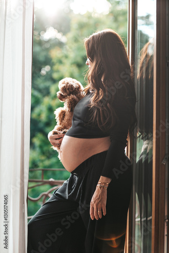 Obraz na płótnie Beautiful pregnant woman at home in the doorway w salonie