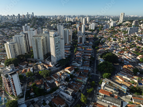 A Lapa, um dos bairros mais tradicionais de São Paulo, ganha uma nova dimensão vista do alto. Com imagens captadas por drone, é possível apreciar sua dinâmica urbana, a mistura de construções históric