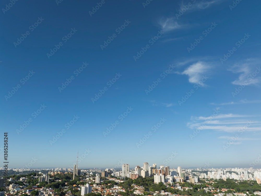 A Lapa, um dos bairros mais tradicionais de São Paulo, ganha uma nova dimensão vista do alto. Com imagens captadas por drone, é possível apreciar sua dinâmica urbana, a mistura de construções históric A Lapa, um dos bairros mais tradicionais de São Paulo, ganha uma nova dimensão vista do alto. Com imagens captadas por drone, é possível apreciar sua dinâmica urbana, a mistura de construções históric