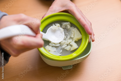 Obraz na płótnie Easy Way to Make Baby Food Mash with Grinder w salonie