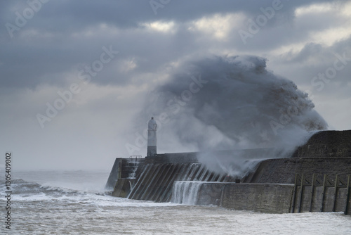 Papier peint A huge winter storm hitting the coast of the UK