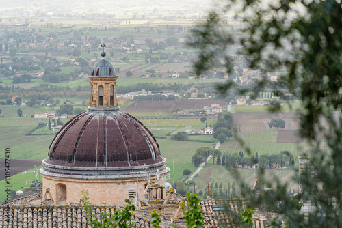 Fototapeta Naklejka Na Ścianę i Meble -  A large brown dome on top of a building in Assisi city in Italy Umbria