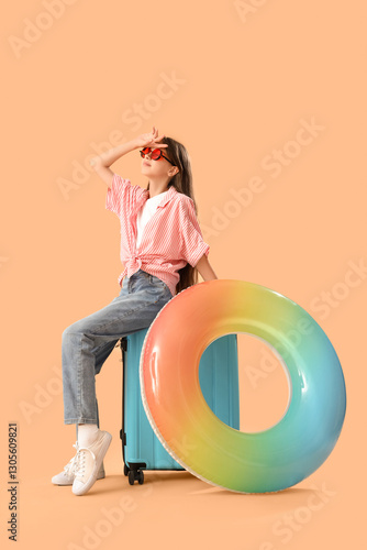 Little girl in sunglasses w...