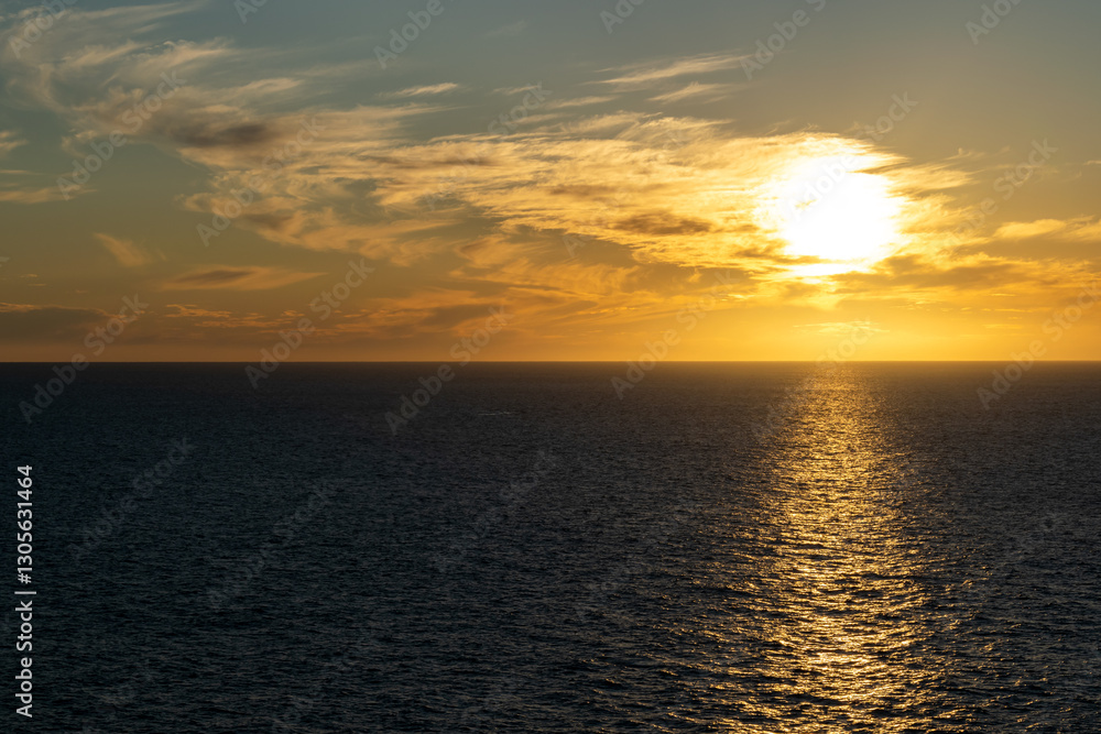Obraz premium Beautiful sunset with great cloudscape over the Pacific and the reflection of the sun in the sea.