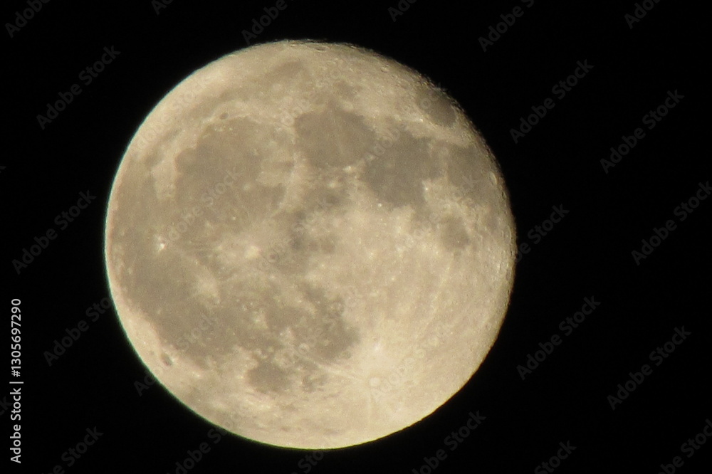 Luna llena brillando en la noche serena y oscura. Luna llena brillando en la noche serena y oscura.