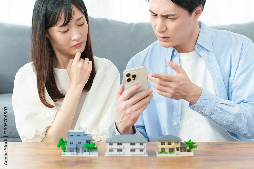 不動産を比較する夫婦 不動産を比較する夫婦