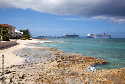 Obraz na płótnie Grand Cayman Island Seven Mile Beach And Cruise Ships w salonie
